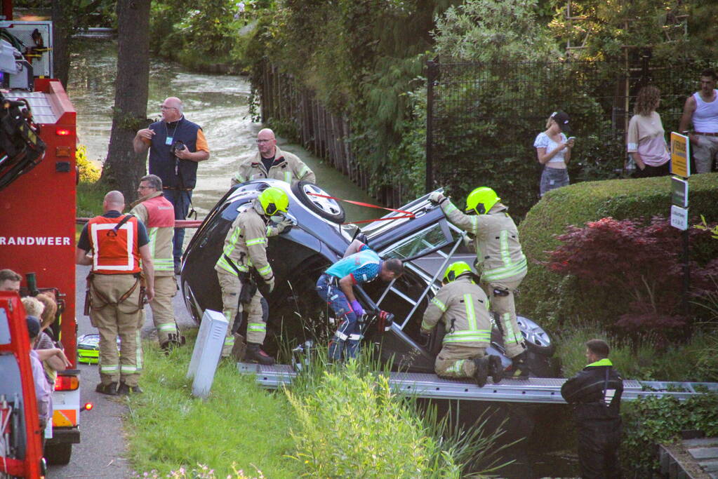 Auto belandt in sloot bij eenzijdig ongeval