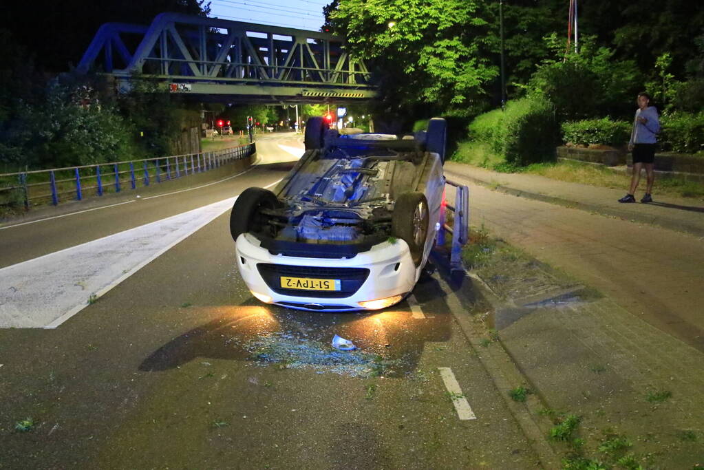 Auto belandt op de kop