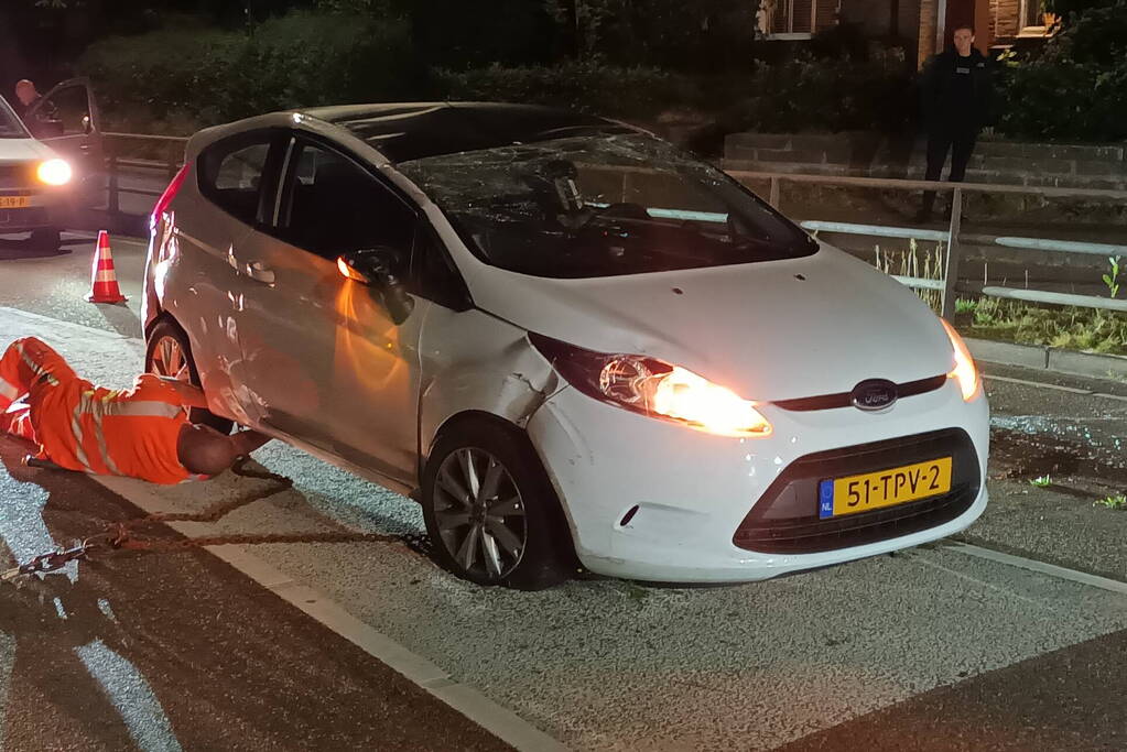 Auto belandt op de kop