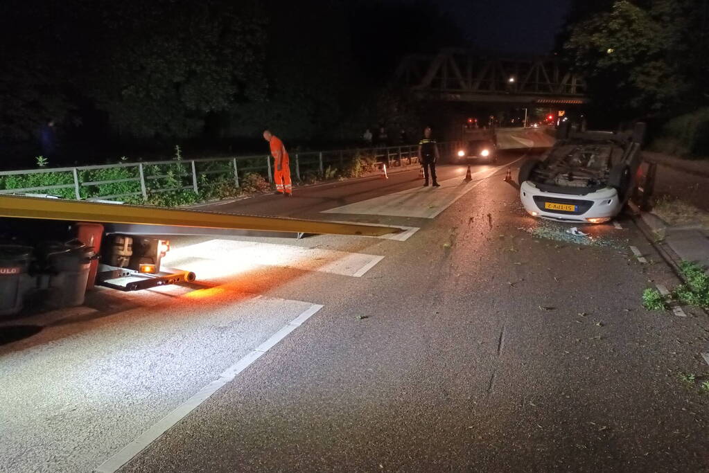 Auto belandt op de kop