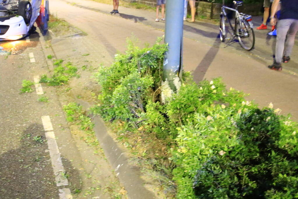 Auto belandt op de kop