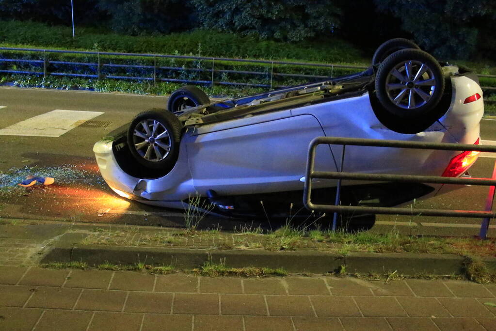 Auto belandt op de kop