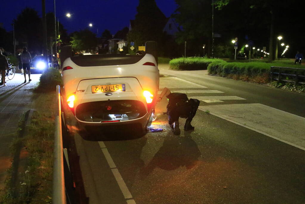Auto belandt op de kop