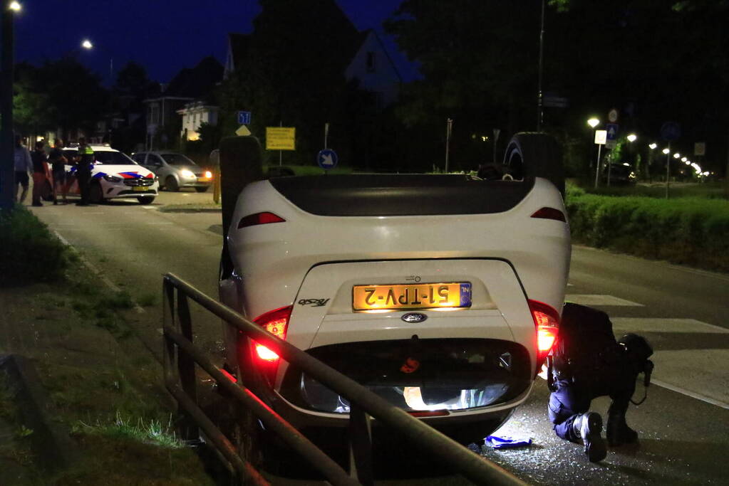 Auto belandt op de kop