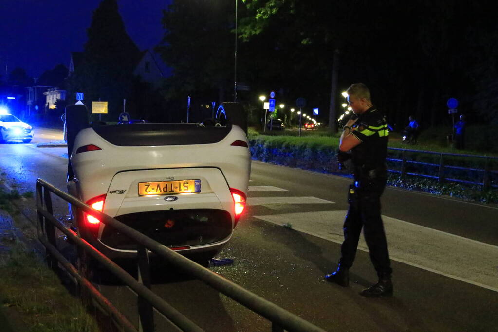 Auto belandt op de kop