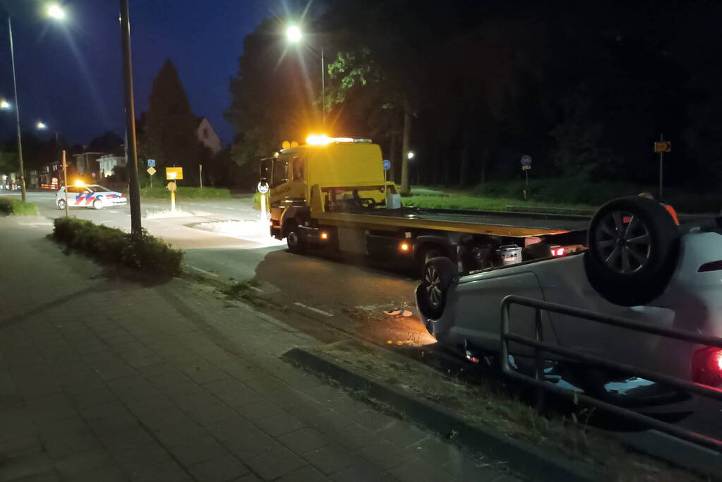 Auto belandt op de kop