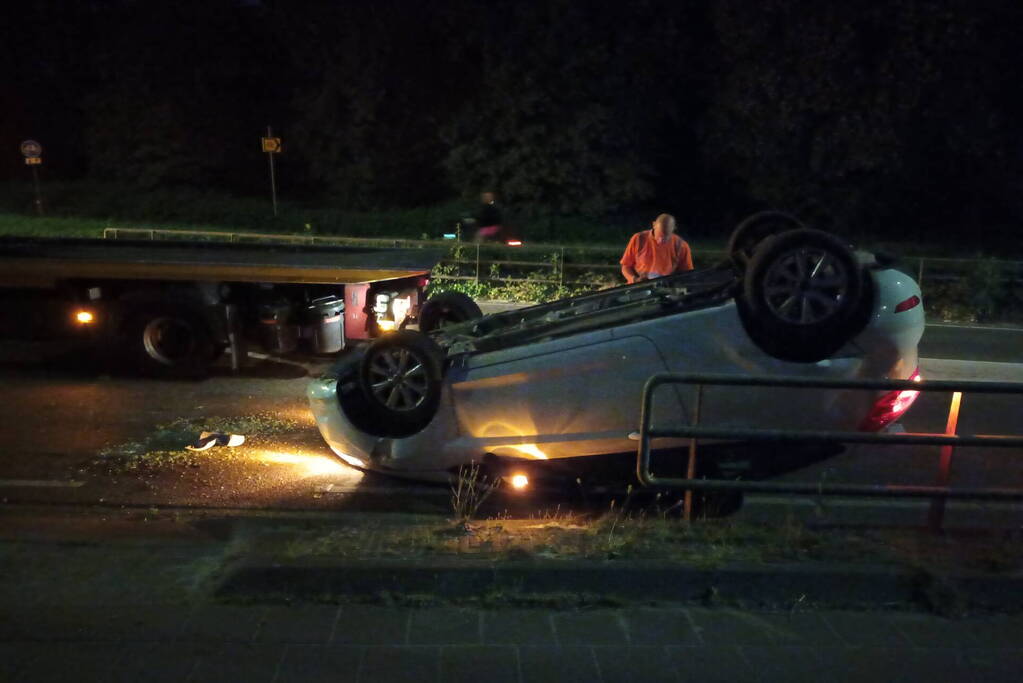 Auto belandt op de kop