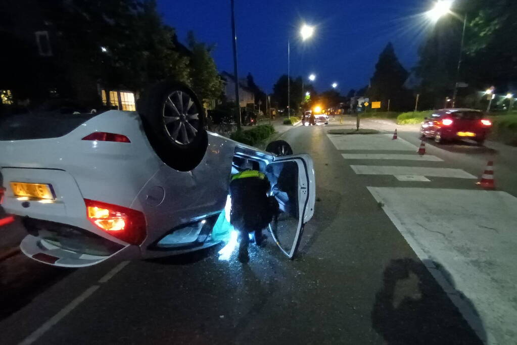 Auto belandt op de kop