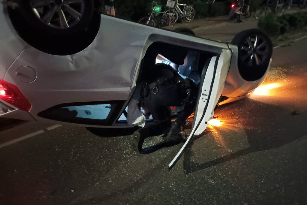 Auto belandt op de kop