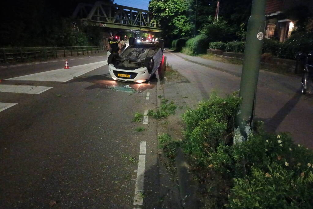 Auto belandt op de kop