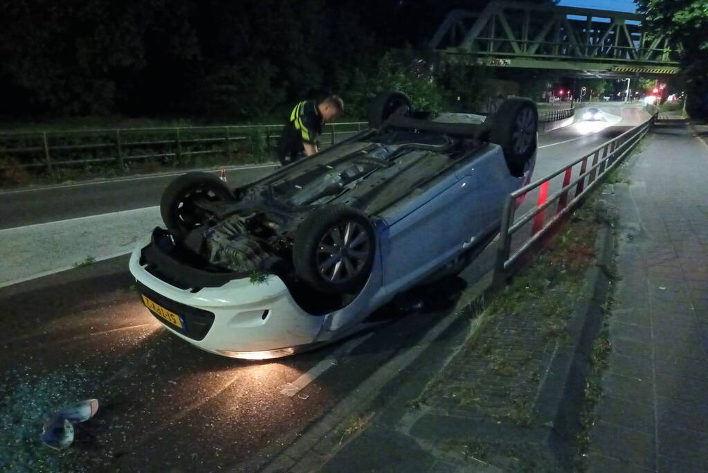 Auto belandt op de kop