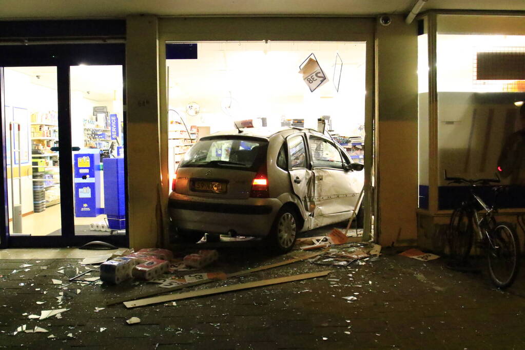 Ravage nadat auto winkel inrijdt