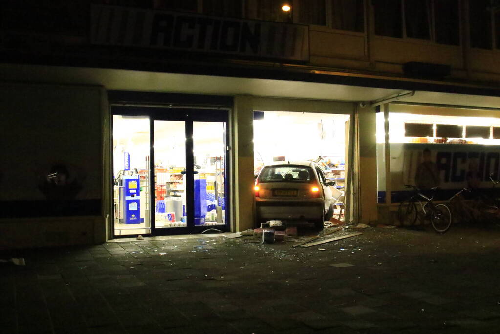 Ravage nadat auto winkel inrijdt