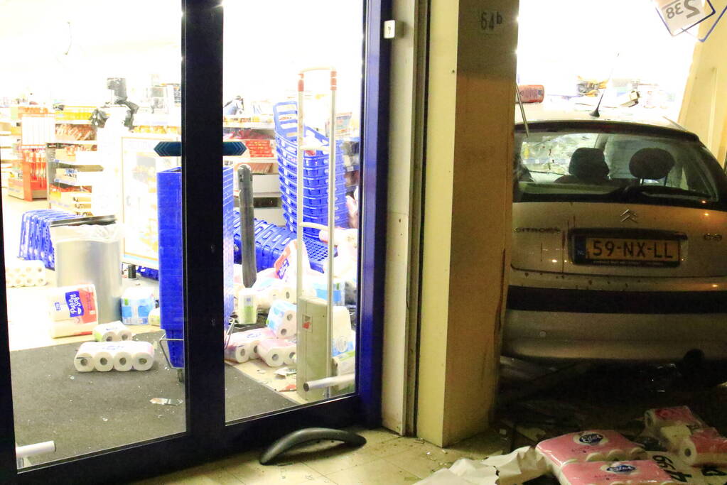 Ravage nadat auto winkel inrijdt