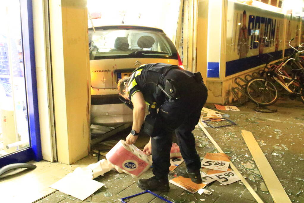 Ravage nadat auto winkel inrijdt