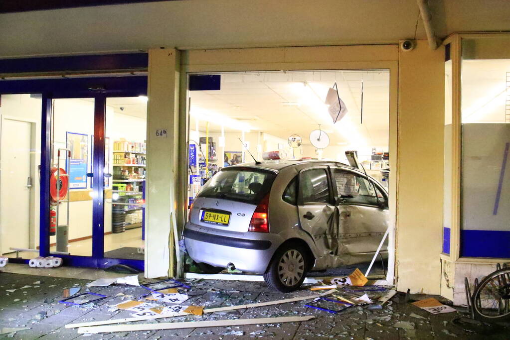 Ravage nadat auto winkel inrijdt