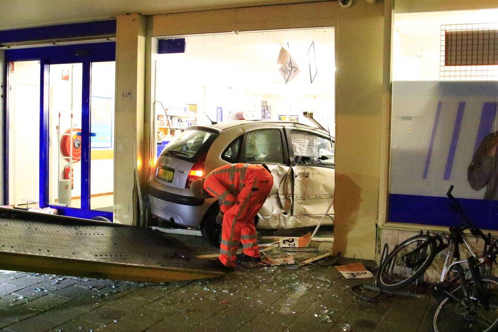 Ravage nadat auto winkel inrijdt