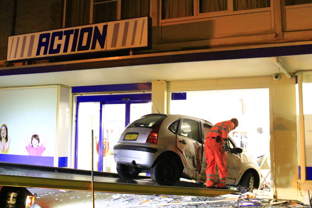 Ravage nadat auto winkel inrijdt