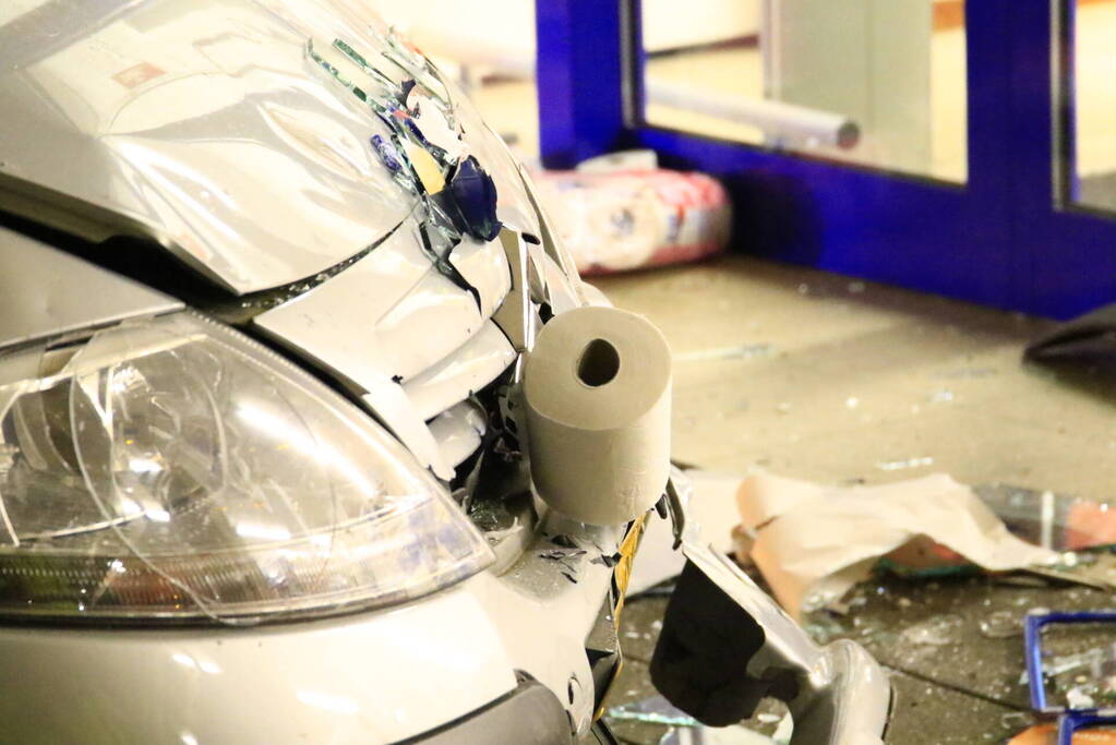 Ravage nadat auto winkel inrijdt