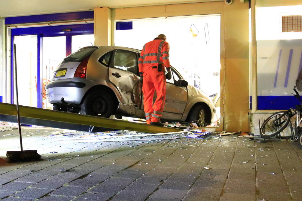 Ravage nadat auto winkel inrijdt