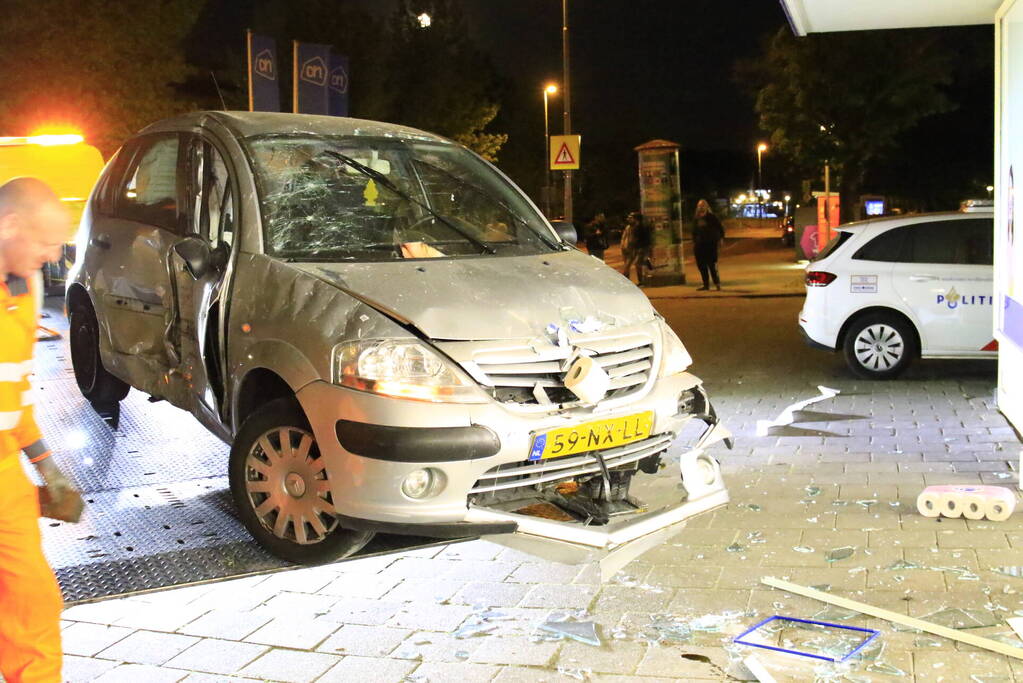 Ravage nadat auto winkel inrijdt
