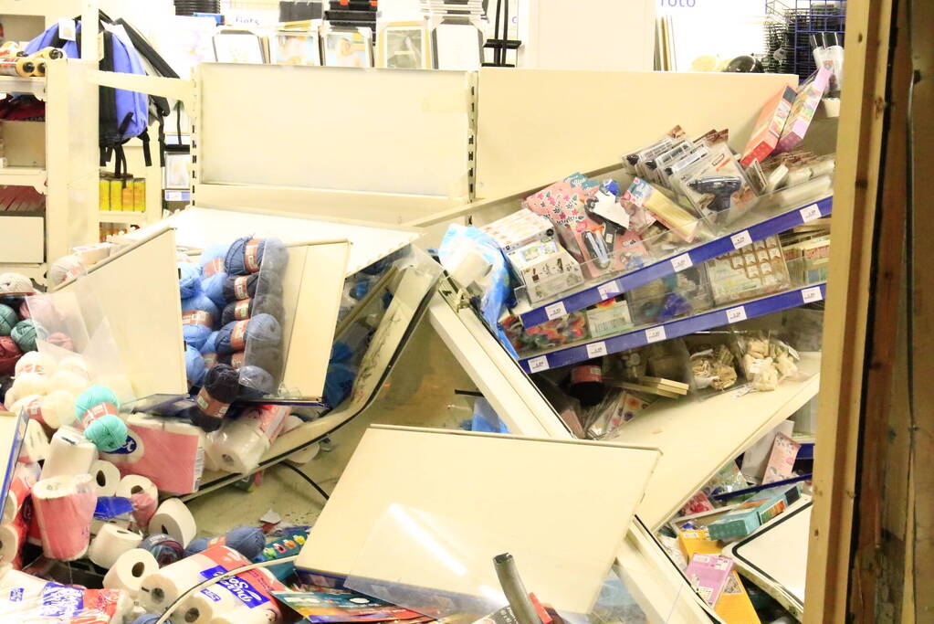 Ravage nadat auto winkel inrijdt