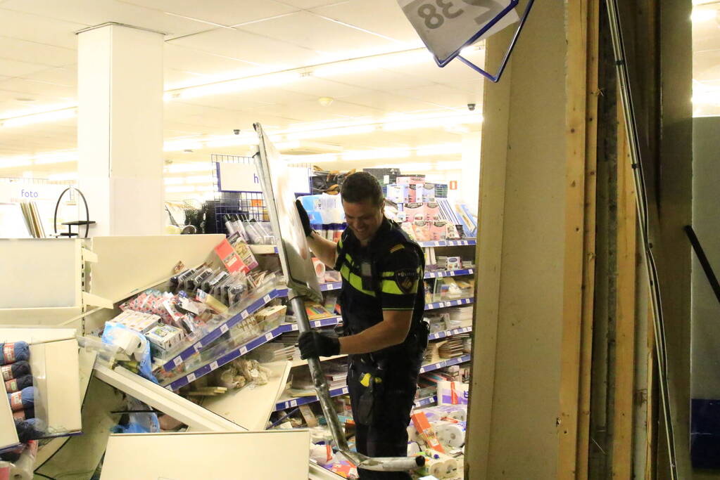 Ravage nadat auto winkel inrijdt