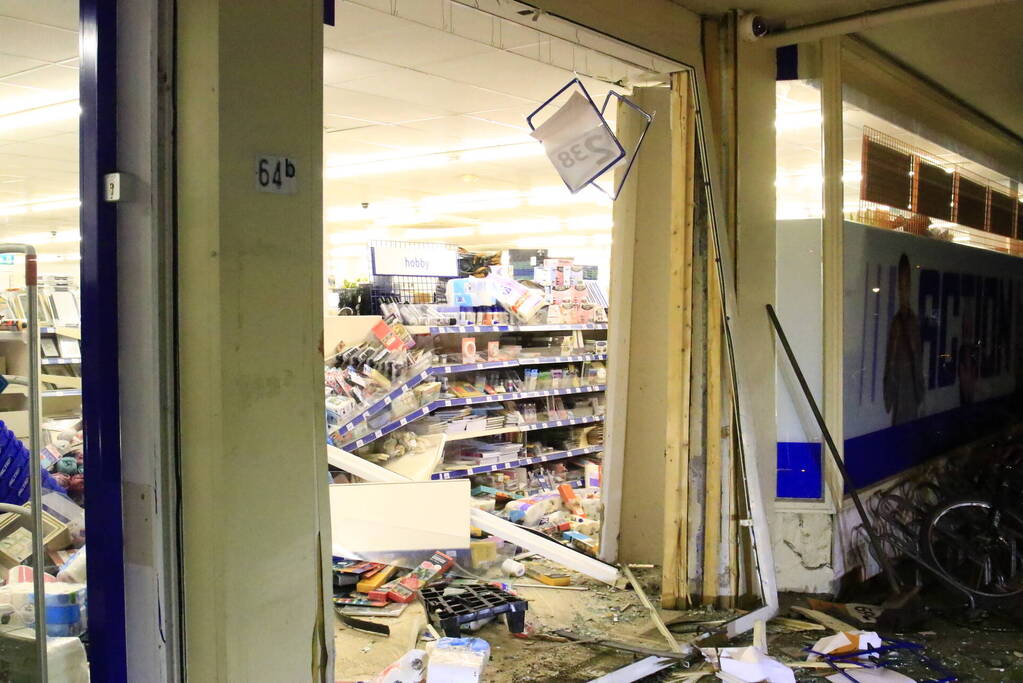 Ravage nadat auto winkel inrijdt