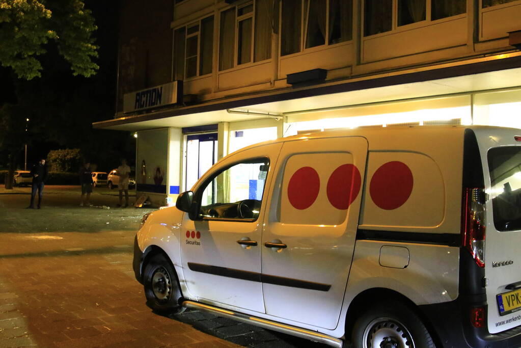 Ravage nadat auto winkel inrijdt