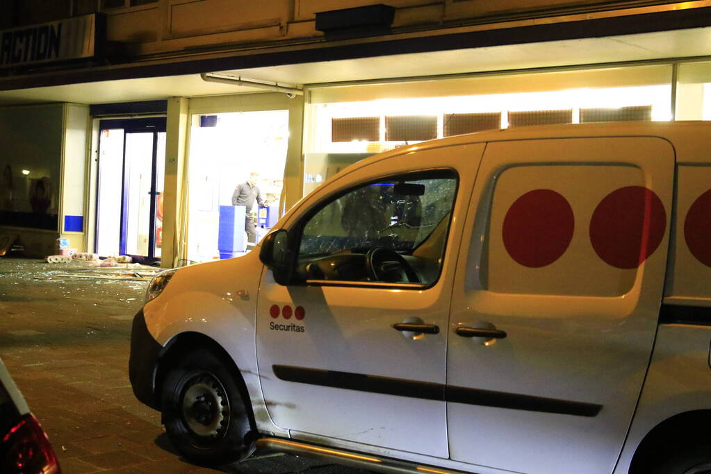 Ravage nadat auto winkel inrijdt