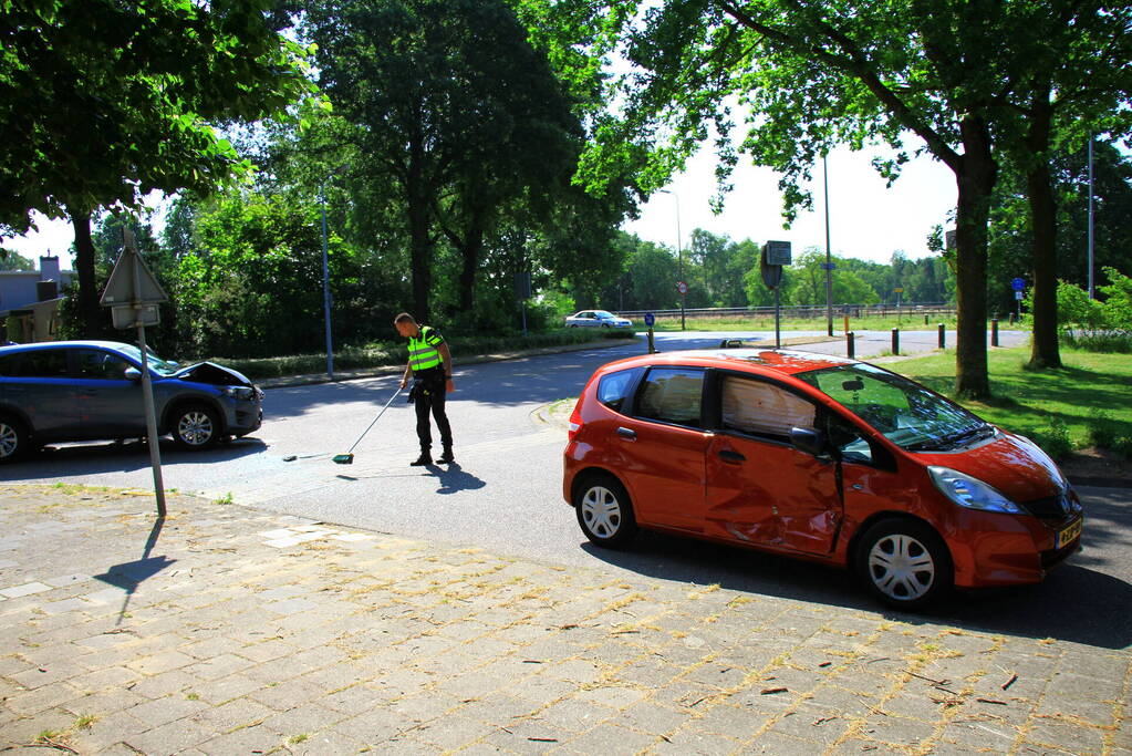Auto knalt in portier van medeweggebruiker