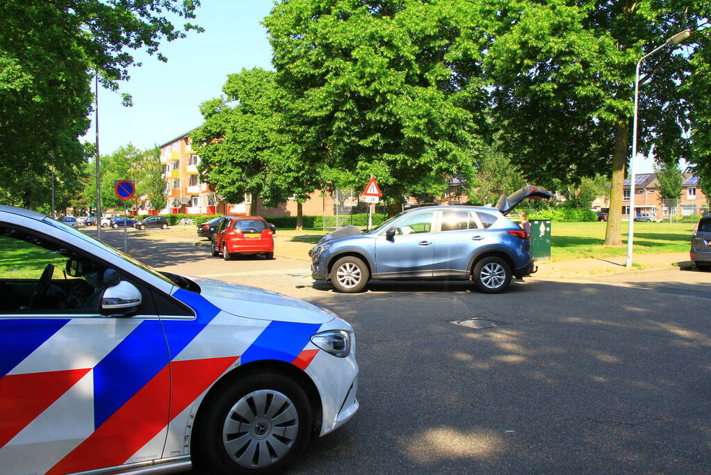 Auto knalt in portier van medeweggebruiker