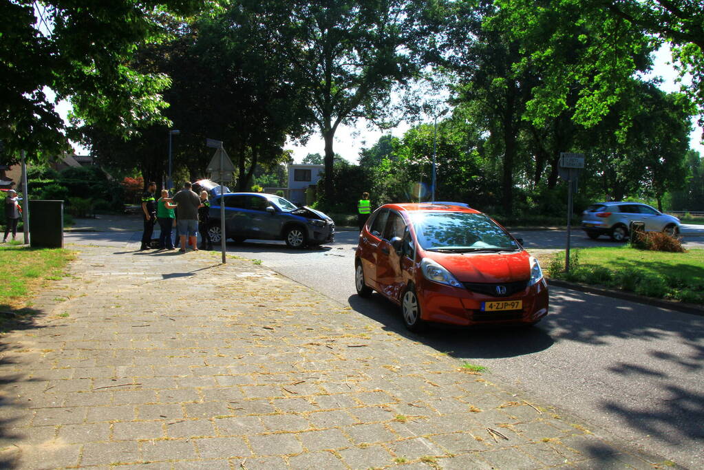 Auto knalt in portier van medeweggebruiker