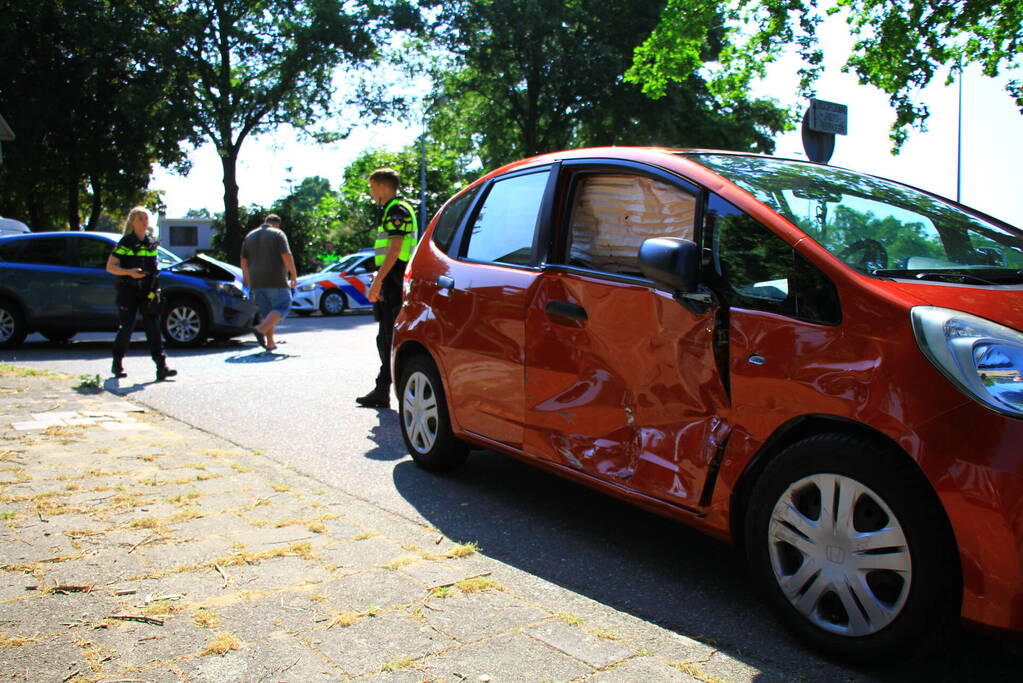 Auto knalt in portier van medeweggebruiker