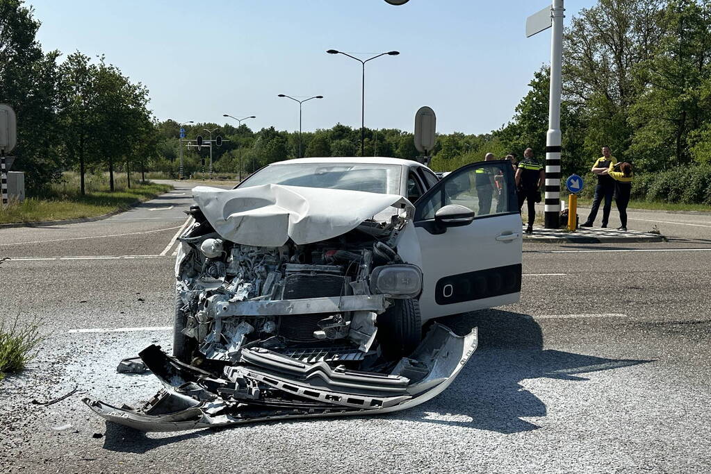 Automobiliste rijdt door rood licht en botst op bezorgbakwagen