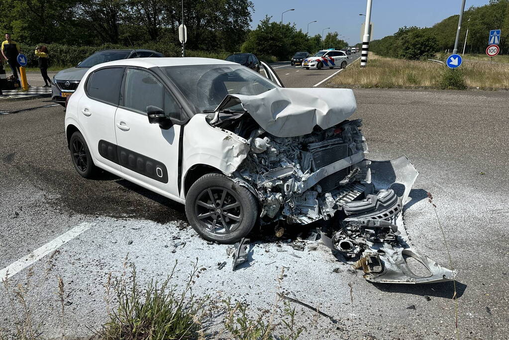 Automobiliste rijdt door rood licht en botst op bezorgbakwagen