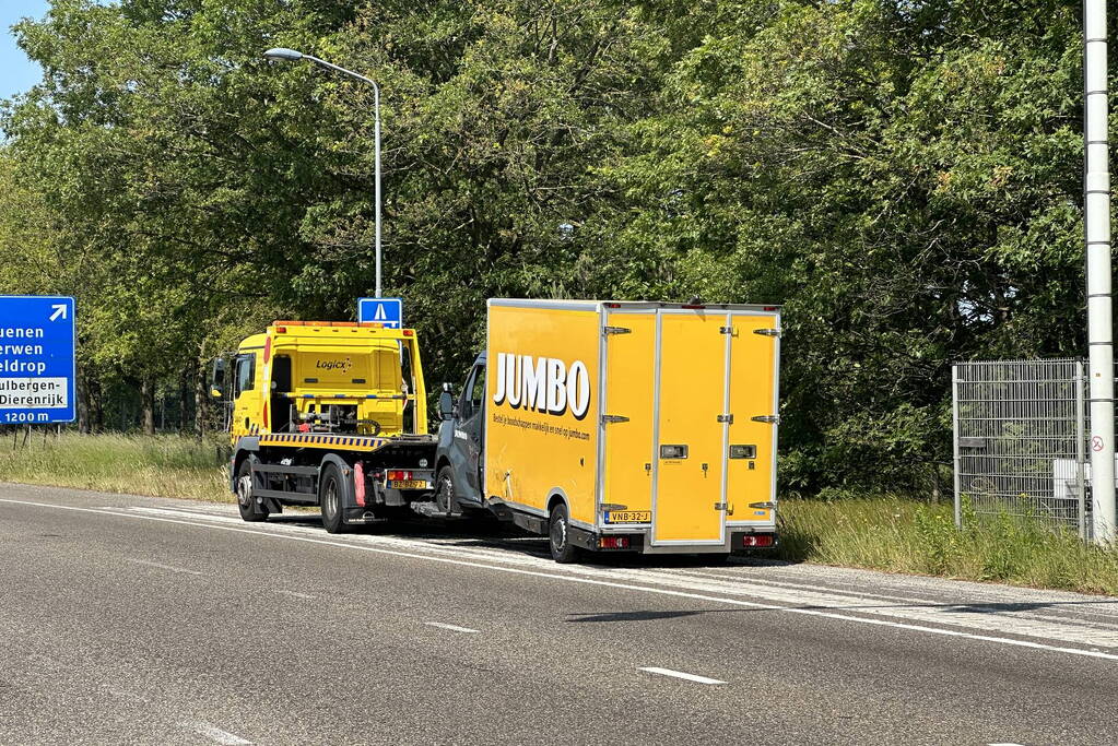Automobiliste rijdt door rood licht en botst op bezorgbakwagen