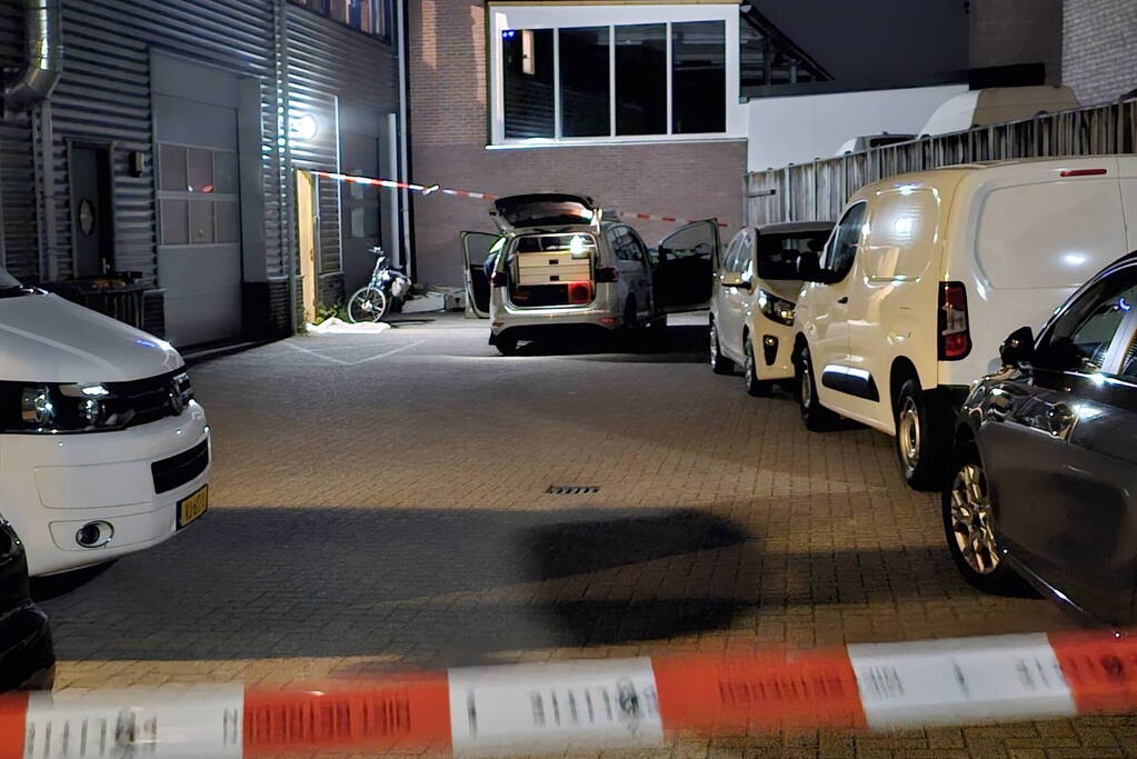 Gewonde persoon aangetroffen bij buitendeur