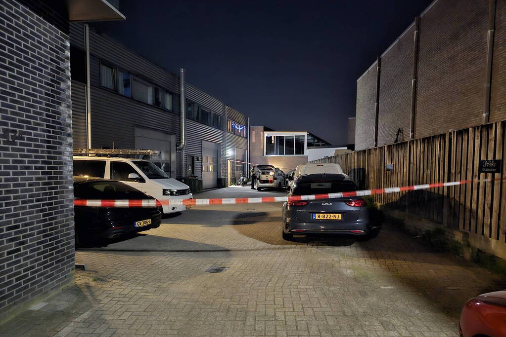 Gewonde persoon aangetroffen bij buitendeur