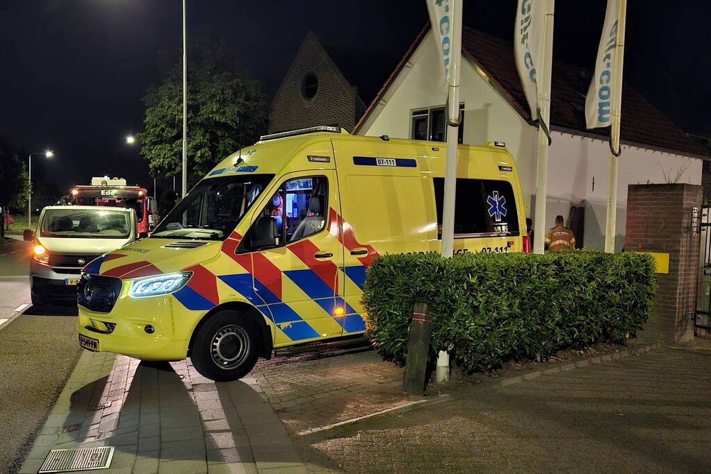 Gewonde persoon aangetroffen bij buitendeur