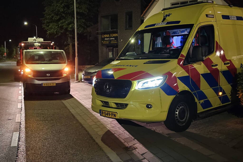 Gewonde persoon aangetroffen bij buitendeur