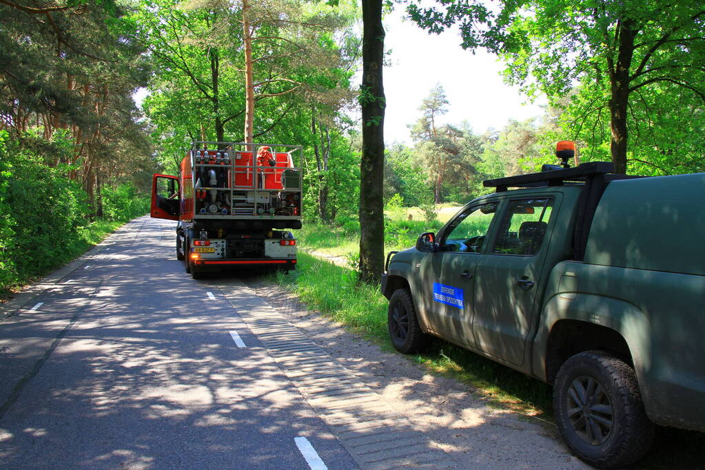 Brandweer bestrijdt hevige brand in natuurgebied
