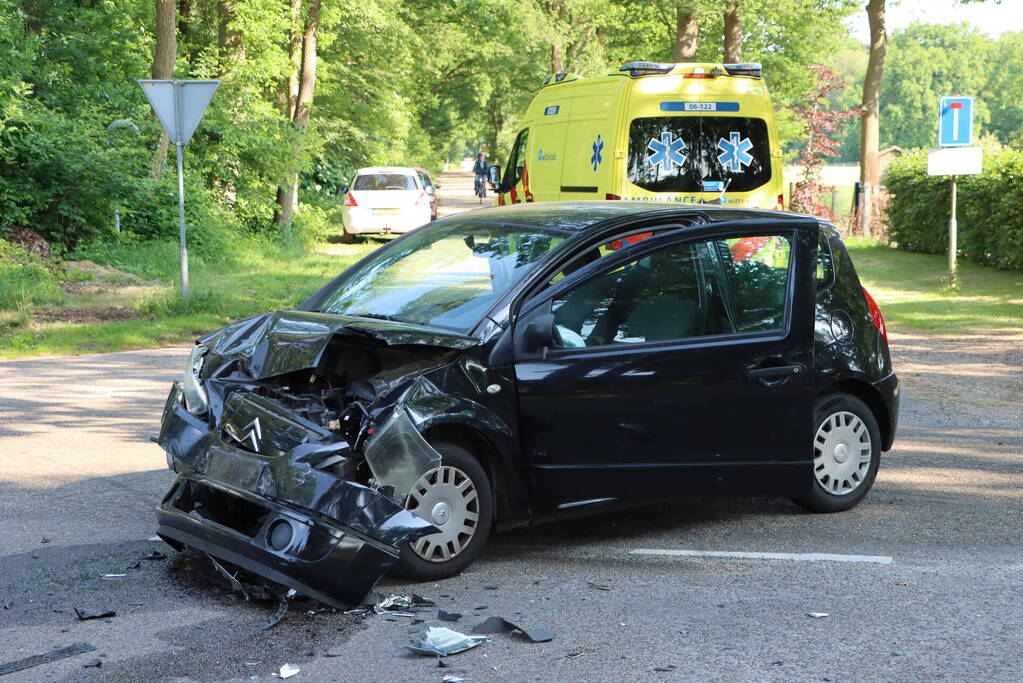 Veel schade bij frontale aanrijding