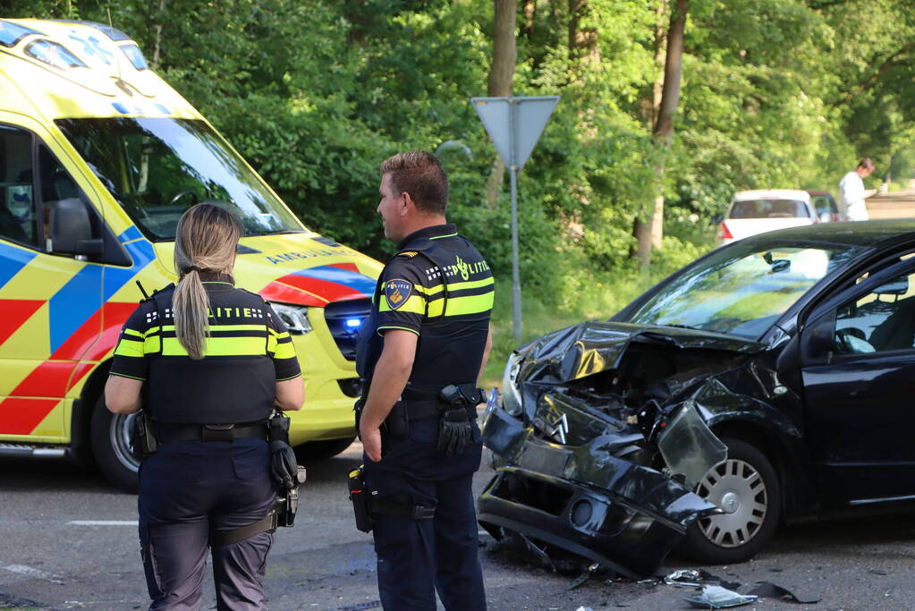 Veel schade bij frontale aanrijding