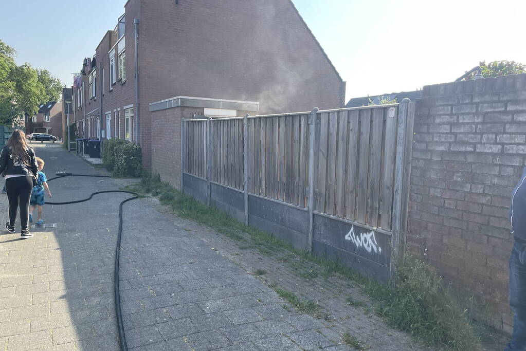 Brand in schuur snel onder controle