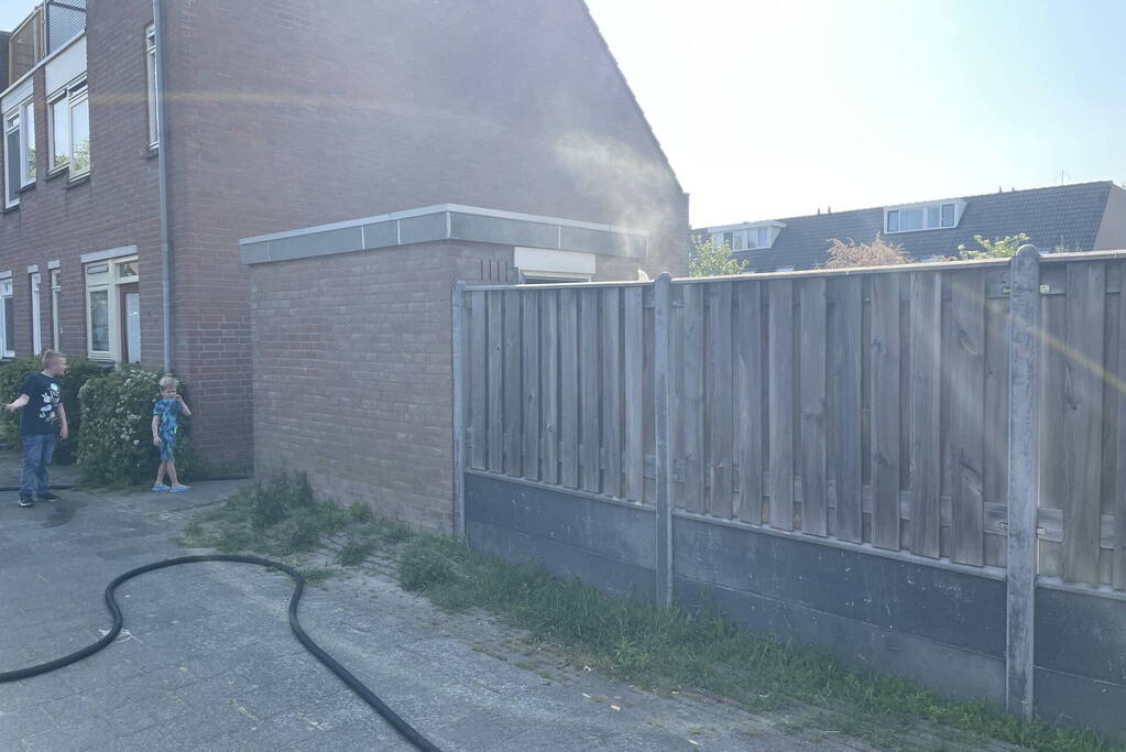 Brand in schuur snel onder controle