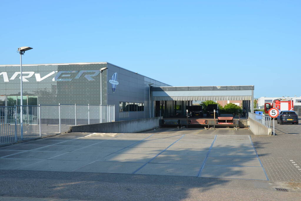 Brand in loods snel onder controle