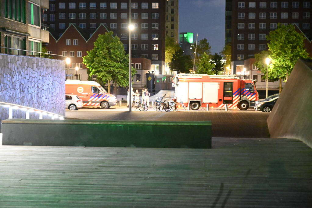 Scooterrijders slaan op de vlucht na explosie bij flat