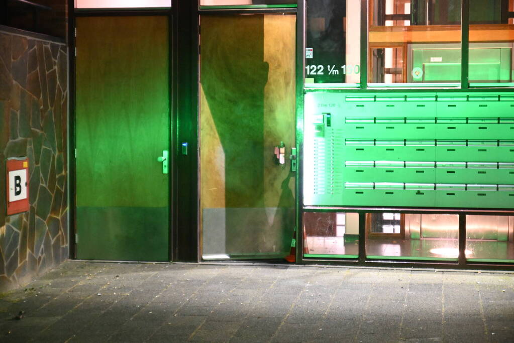 Scooterrijders slaan op de vlucht na explosie bij flat