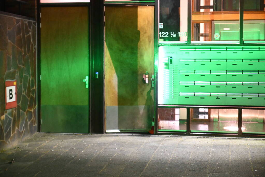 Scooterrijders slaan op de vlucht na explosie bij flat